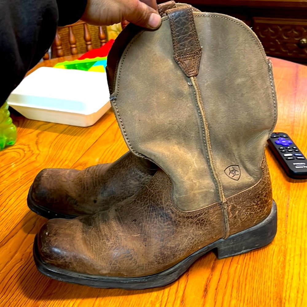 These are a 9D ariat rambler pull-on western boots, brown and dark creamy color